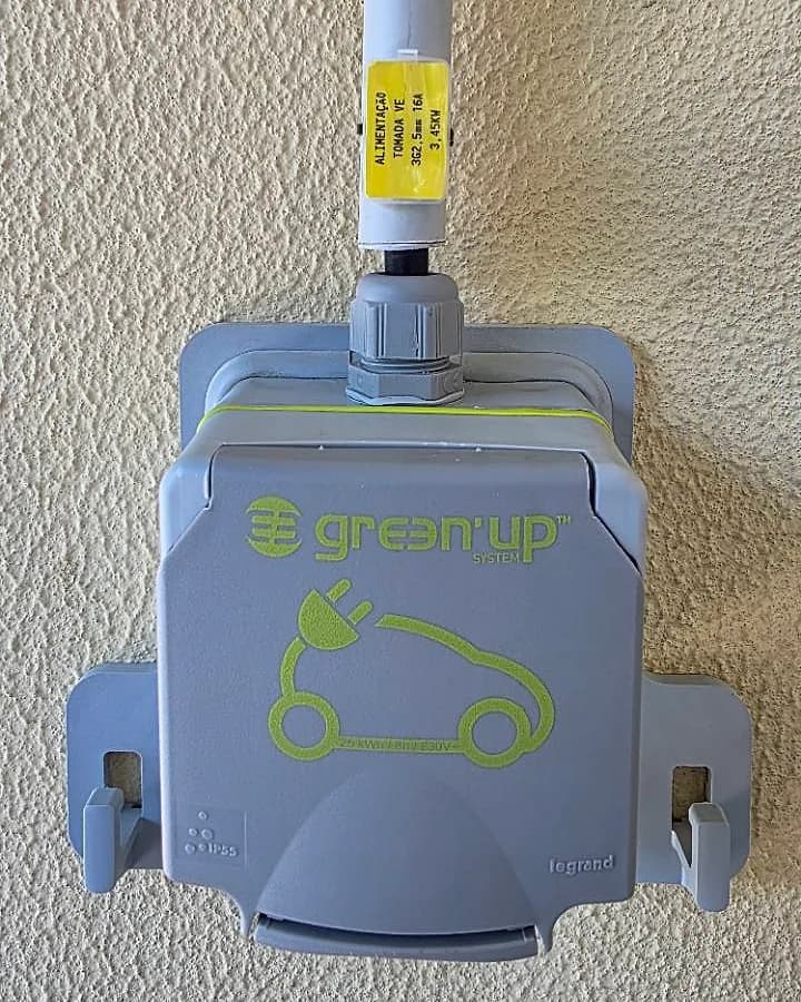 Tomada Green’Up Legrand instalada num trabalho real em Coimbra