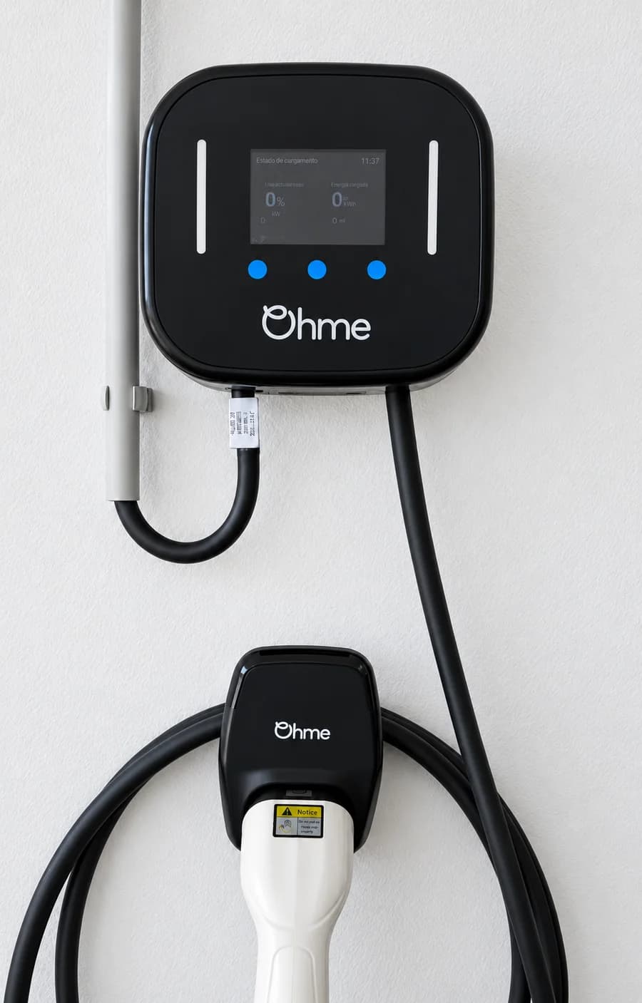 Carregador Ohme instalado na parede, com cabo e suporte do conector