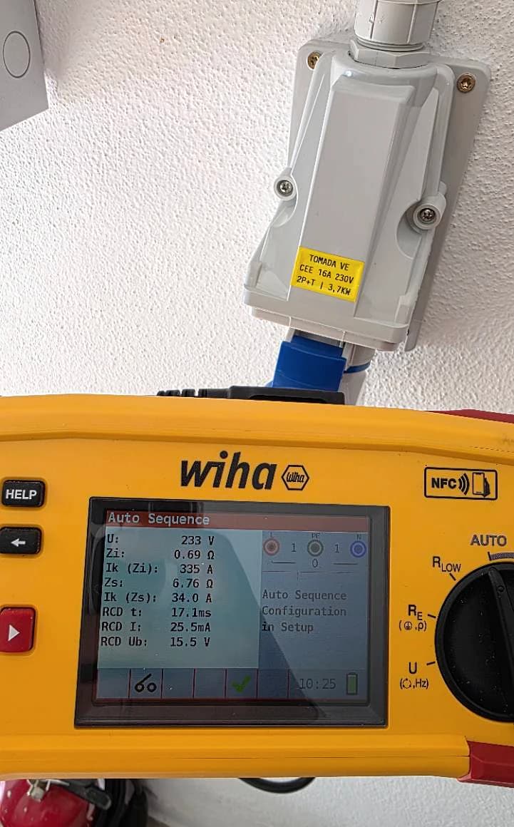 Medição técnica num ponto de carregamento durante um check-up