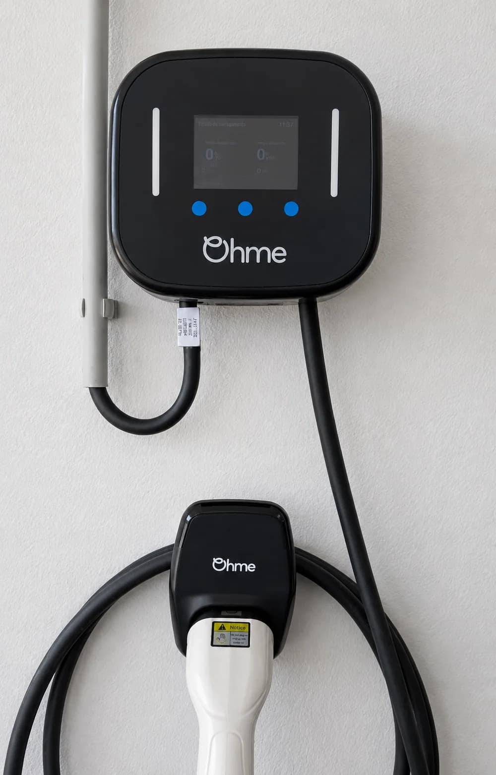 Carregador elétrico instalado para verificação conjunta com o quadro