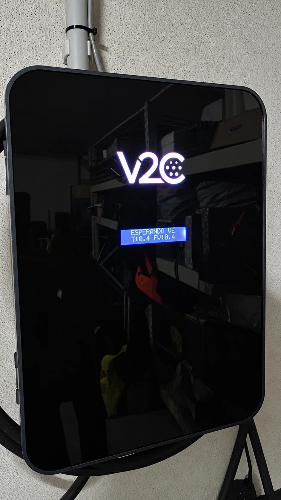 Vista frontal do mesmo carregador V2C, com visor e cabo na parte inferior