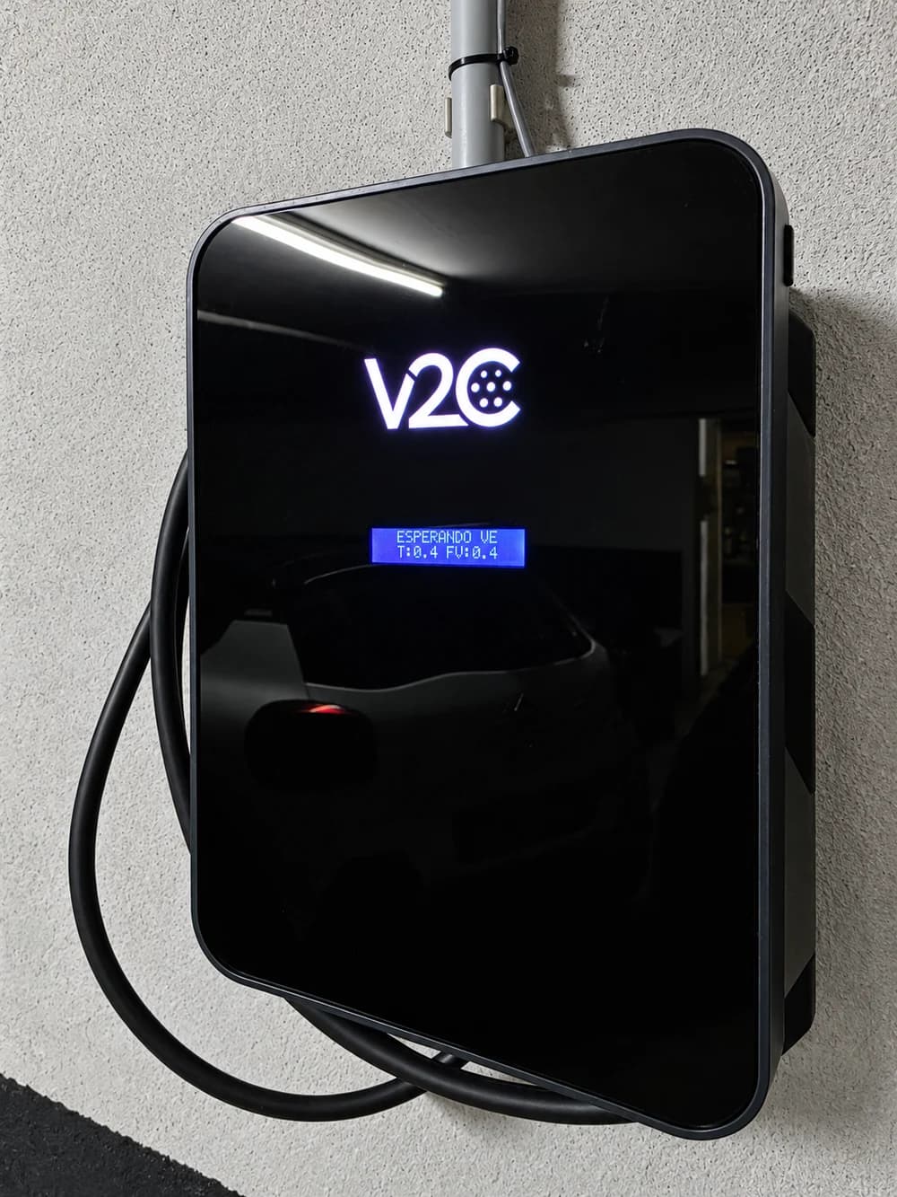 Carregador V2C montado na parede, com alimentação em tubo e cabo de carregamento