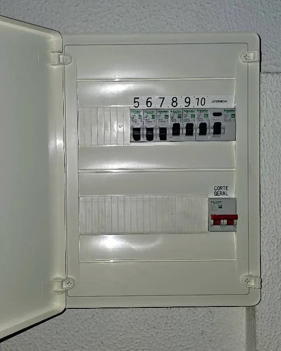 Quadro elétrico com corte geral e circuitos numerados num trabalho em Coimbra
