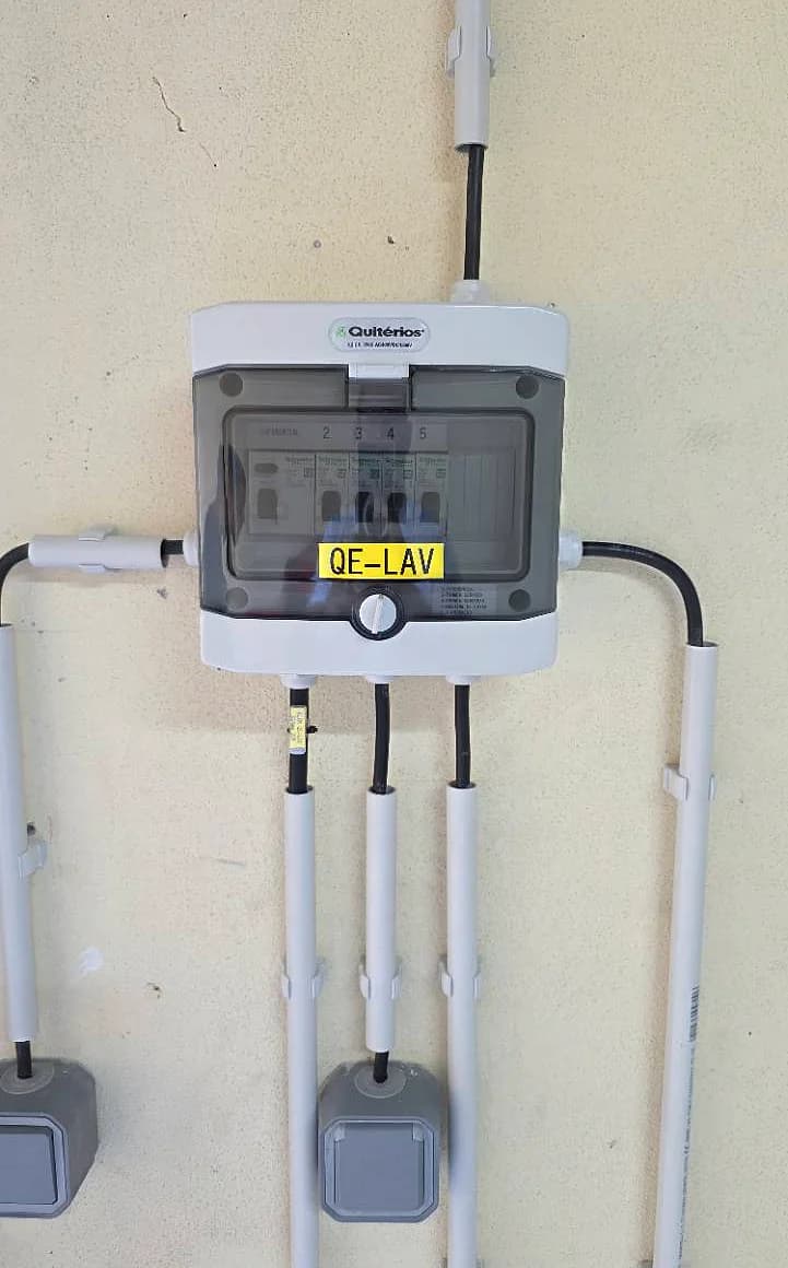Quadro elétrico de lavandaria e pontos elétricos num trabalho em Coimbra