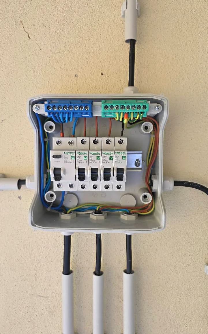 Interior de quadro elétrico de lavandaria documentado num trabalho em Coimbra