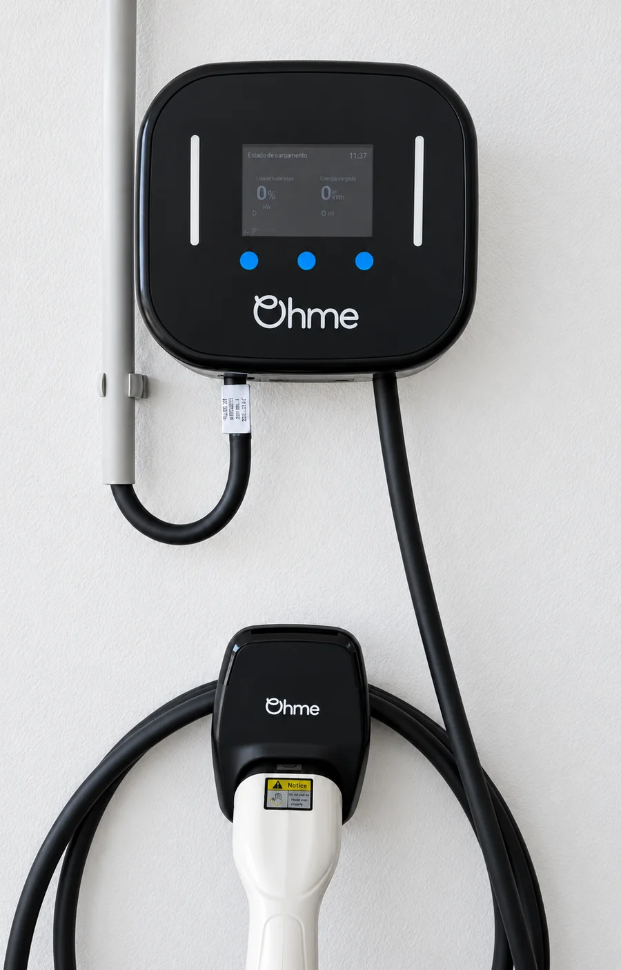 Carregador Ohme instalado na parede com cabo e suporte do conector