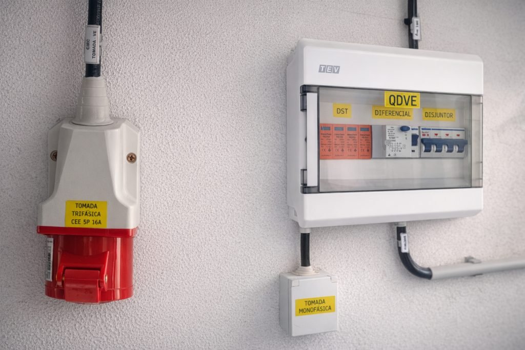 Instalação de tomada trifásica CEE e quadro elétrico dedicado para carregamento de carro elétrico na Figueira da Foz e Coimbra